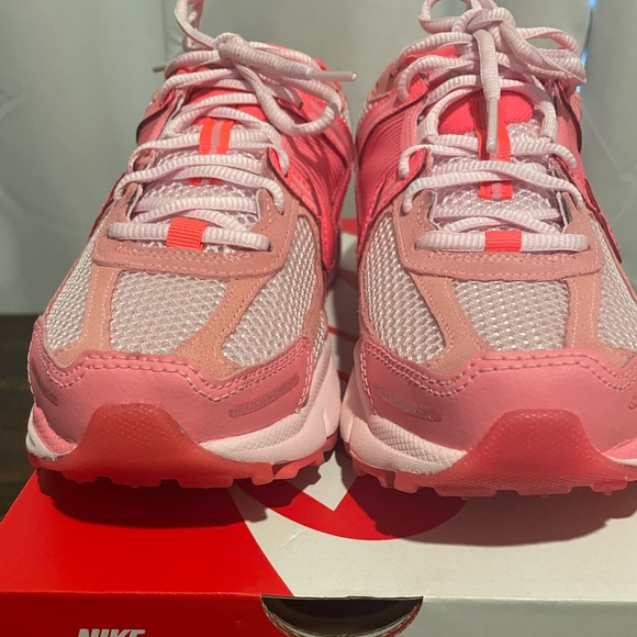 Nike Zoom Vomero 5 shoes - Picture 2 of 8